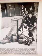 1970 ROGER CROZIER NHL HOCKEY GOALIE PHOTO DETROIT RED WINGS WALT TKACZUK MASK 
