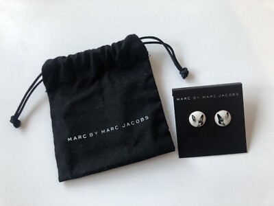 Marc by Marc Jacobs Ohrstecker Kitty Katze Emaille vergoldet & Kordelzugbeutel