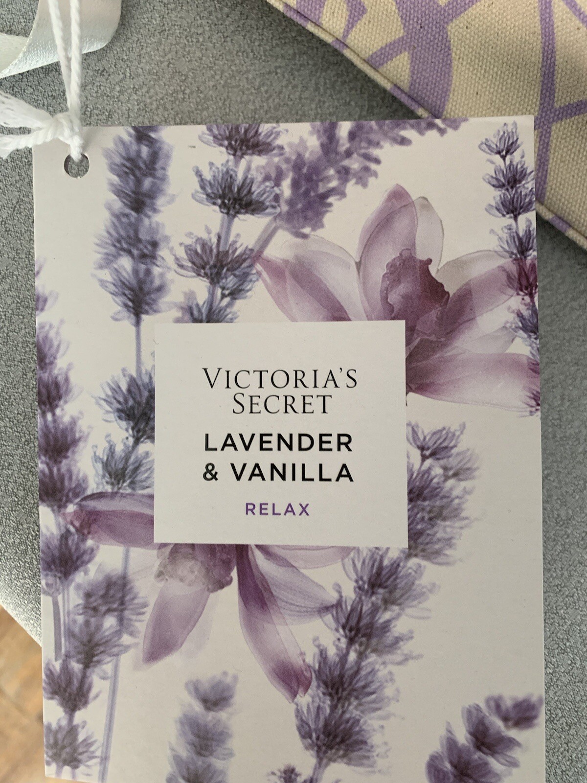 Coffret Victoria's Secret 'Lavande & Vanilla Relax' - Avec Vaporisateur Corporel 250ml Et Sac De Plage - Neuf