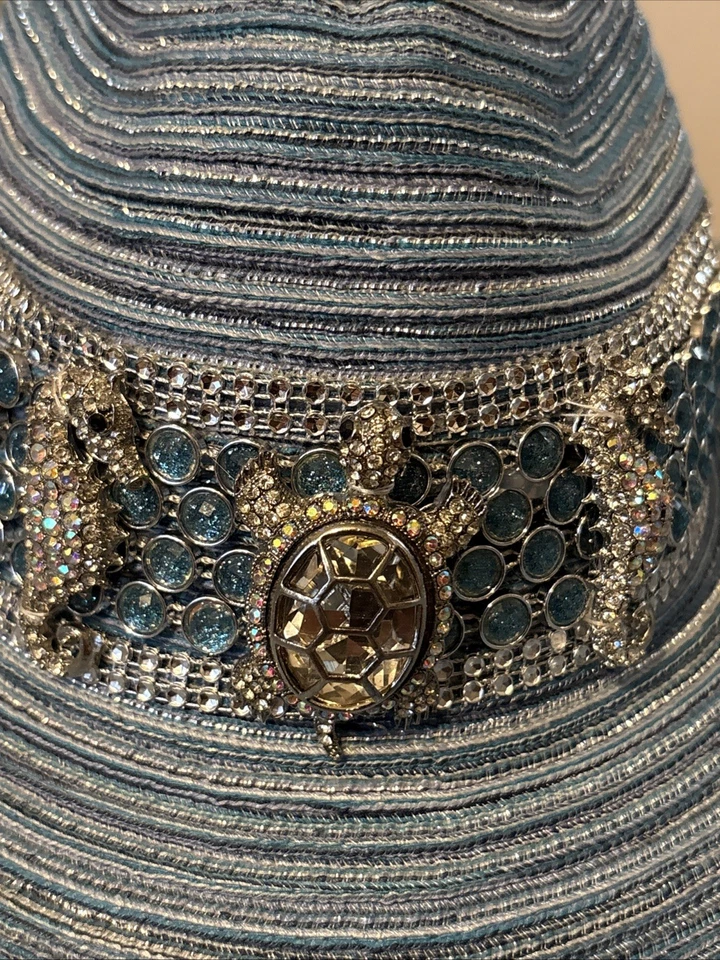 Sombrero de Vaquera Whittall & Shon Papel Paja Azul con Estrás Tortuga y Caballitos de Mar Foto 2 de 4