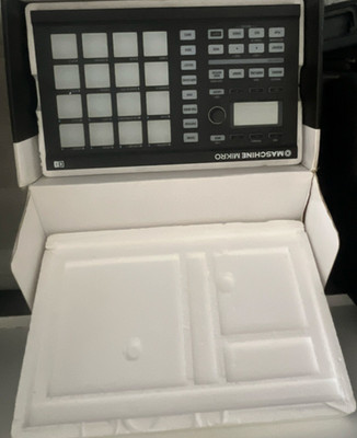 Native Instruments MASCHINE MIKRO Groovebox Controller 16-Pad Black
