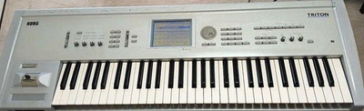 KORG TRITON 61-Key Music Workstation Synthesizer Keyboard Sampler mit Case...