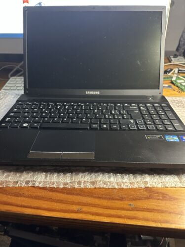 Samsung NP300V5A Laptop Core i5-2,4GHz, HDD 640GB 8GB DDR3 Win 10, Office - Foto 3 di 24