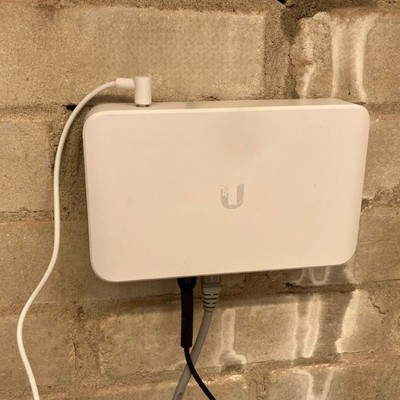 Wandhalterung für Ubiquiti UniFi USW-Lite-8 & USW-Lite-16   PETG Weiß