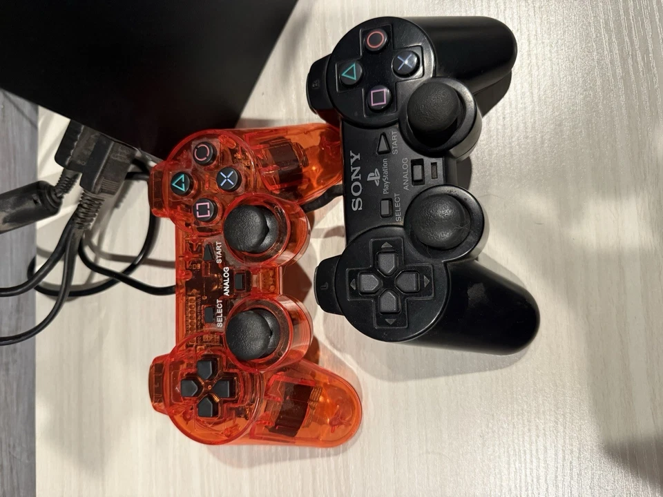 PlayStation 2 com dois controles e dois cartões de memória e dois jogos incluídos - Imagem 2 de 4
