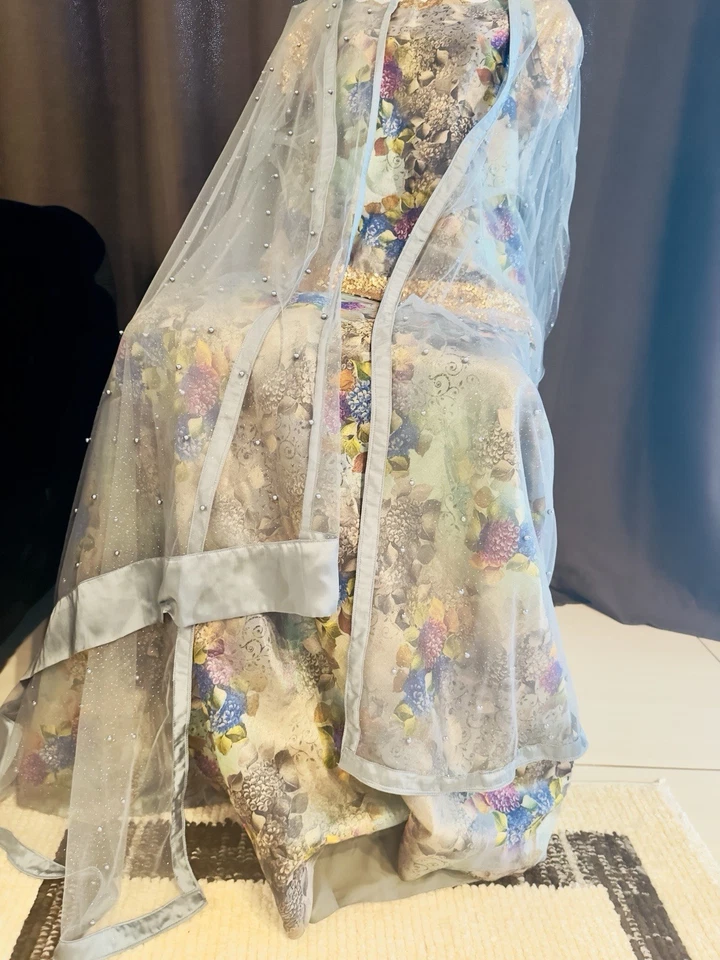 Blusa falda de diseñador paquistaní con parte superior y dupatta Foto 2 de 4