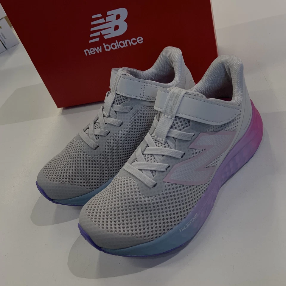 Encaje elástico New Balance Fresh Foam Arishi V4 gris rosa. Foto 3 de 4