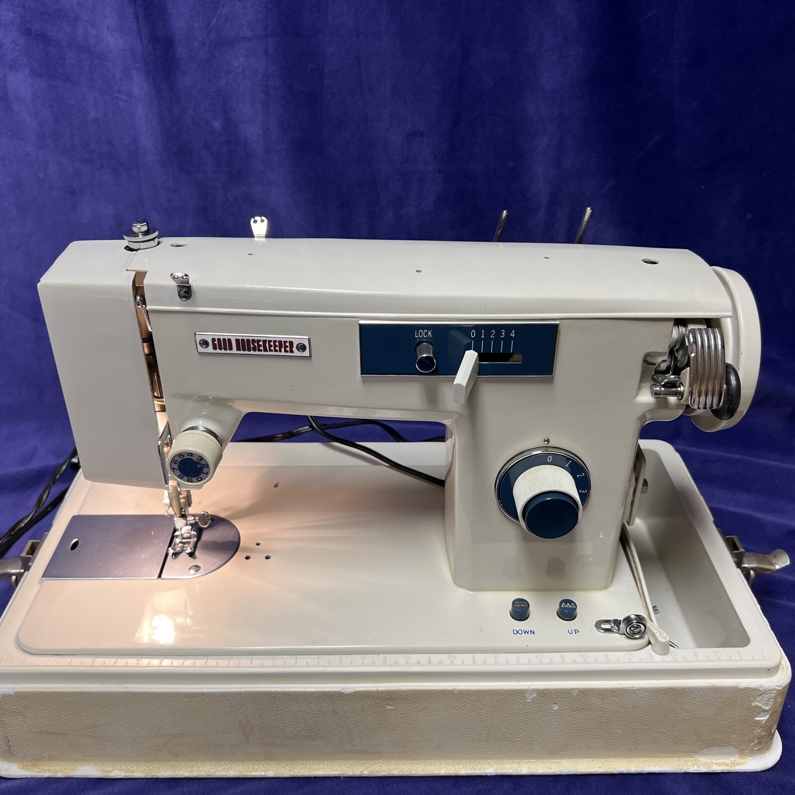 Vintage Good Housekeeper Sewing Machine W/ Case And Pedal Model K55 eBay