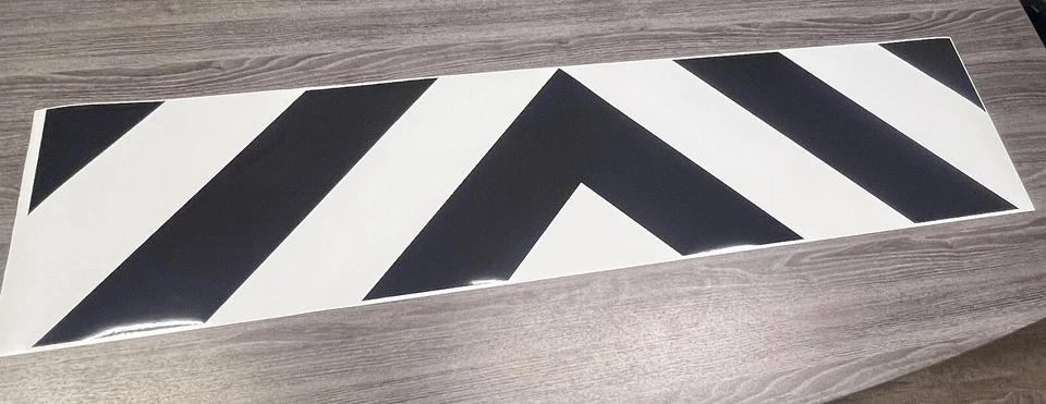 Calcomanía reflectante para camión Chevron Oralite | Puerta trasera Silverado roja/negra/blanca Foto 3 de 4