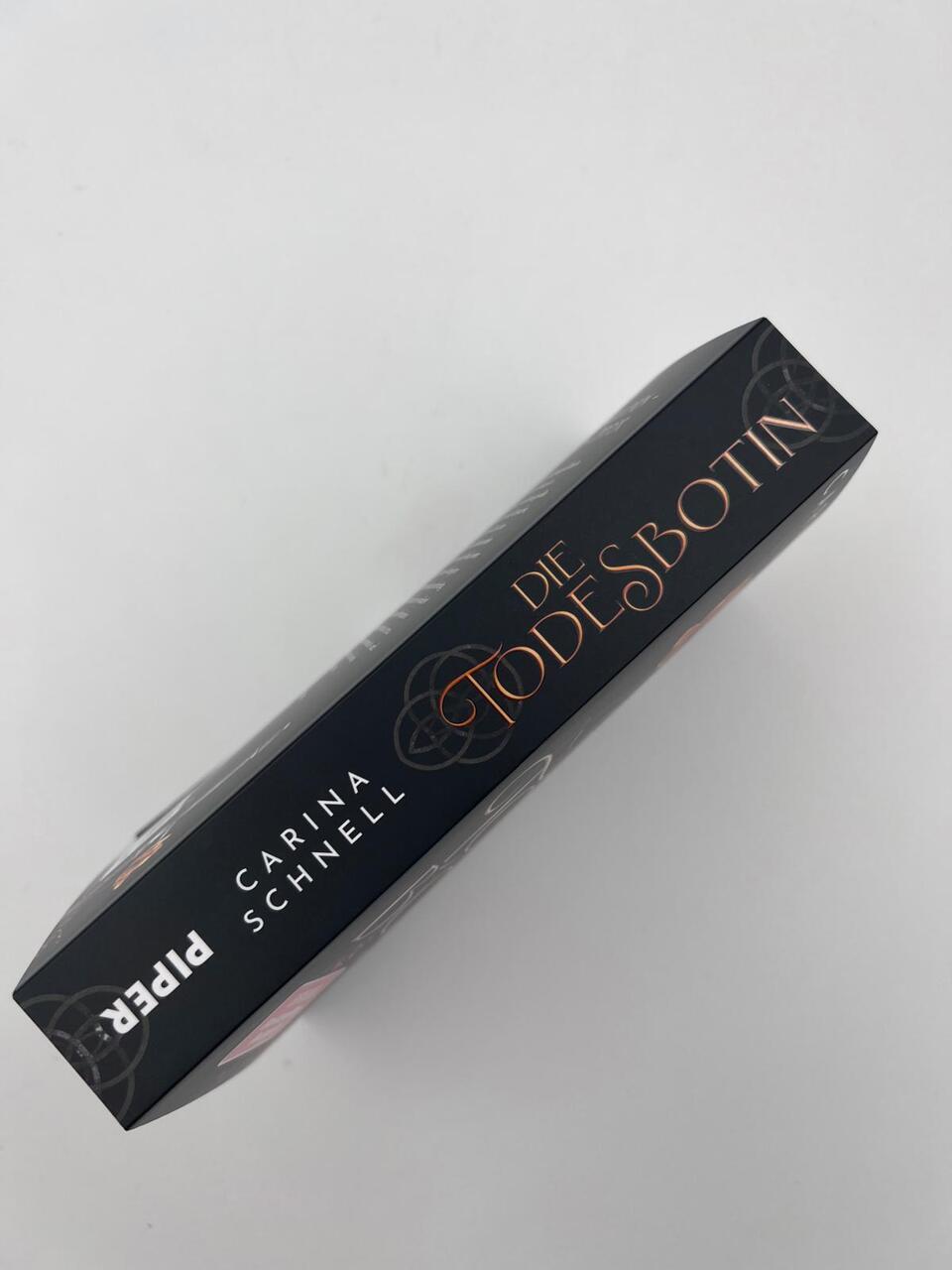 Thumbnail - Die Todesbotin - Carina Schnell - 9783492706292