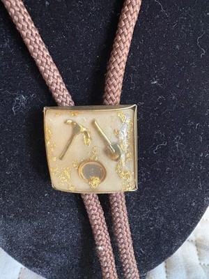VINTAGE MEN'S PROSPECTOR'S SQUARE BOLO TIE WITH PICK SHOVEL PAN & GOLD FLAKES