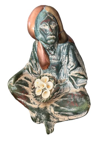 Donna seduta ottone e ceramica ceramica ceramica nativi americani con cesto gigli dalia - Foto 10 di 20