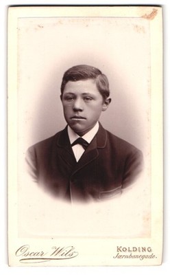 Fotografie Oscar WIls, Kolding, Jaernbanegade, Junger Mann in eleganter Kleidun 