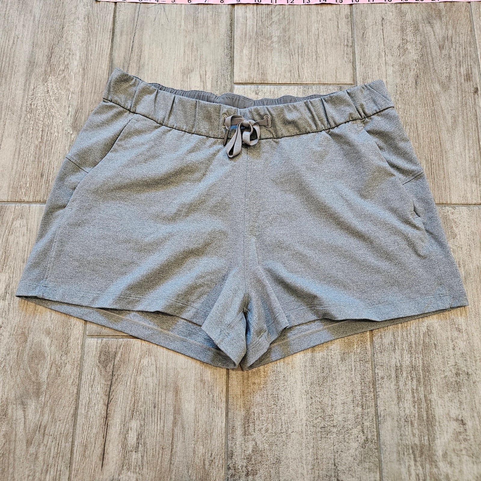 Lululemon On The Fly Mid Rise Short 2.5” Women’s Size 10 Heathered Slate Gray