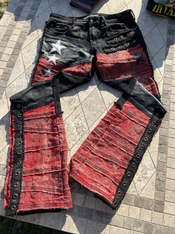 WORNSTAR Men’s Black/Red Flared Paisley Denim Jeans Grommet Accents Size 34