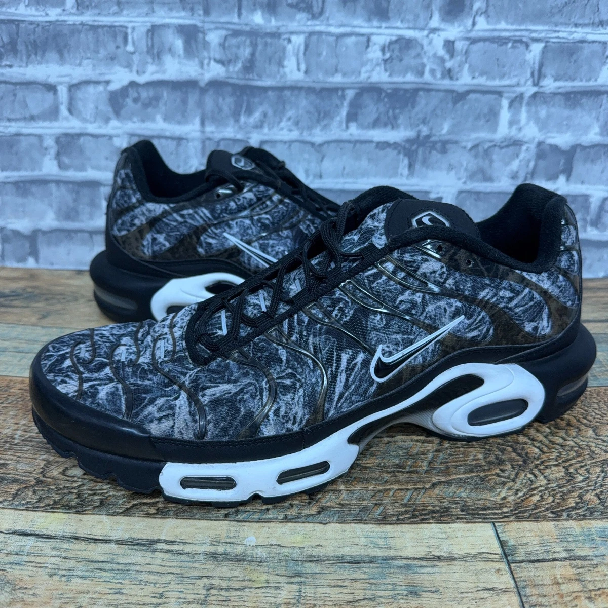 Air max plus clearance - men's black/volt/dark grey/white