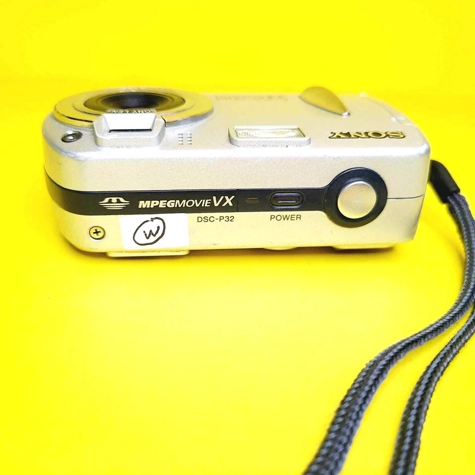 SONY CYBER-SHOT DSC-P32 COMPACT DIGITAL CAMERA AUTO FOCUS 3.2 MP SILVER 1x ZOOM - Image 3 of 4