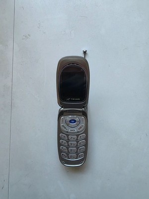 Vintage Samsung SCH-A670 Silver Telus Cellular Flip Phone Untested FOR PARTS