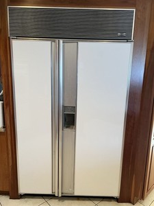 Subzero Built-In Side-by-Side Refrigerator 15.1-20  White/Silver Water Dispenser