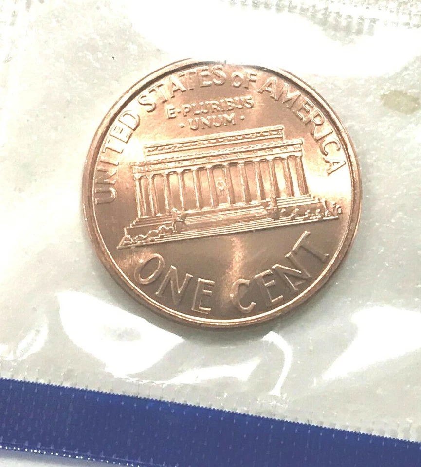 2005 P D S SATIN UNCIRCULATED IN MINT CELLO PLUS PROOF LINCOLN CENTS (3 COINS) - Image 3 of 4