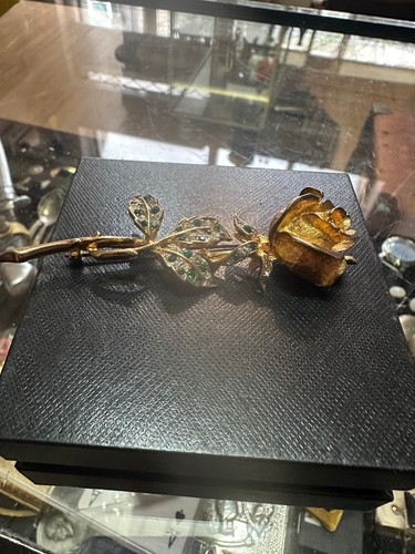 Vintage CARVEN signed Rose Brooch -Gilt metal, Enamel, green & clear Rhinestones - Picture 2 of 5