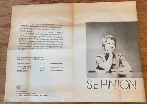 THE OUTSIDERS by S. E. Hinton 1974 RARE Author Signed PB + 1974 Dell Prospectus - 第 12/15 張圖片