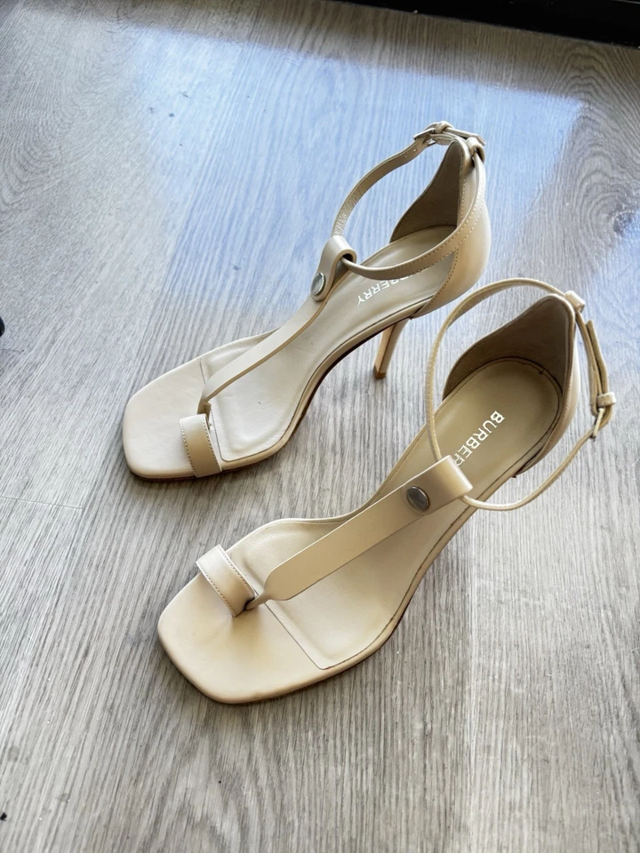 Sandalias de tanga Burberry de cuero beige con correa en T para mujer talla 38 hechas en Italia Foto 3 de 4