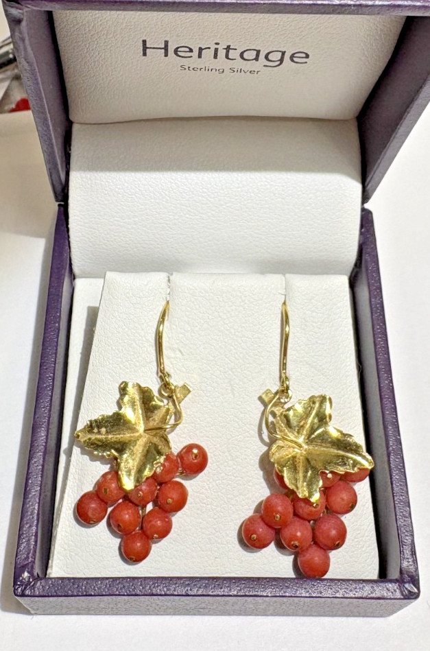 Aretes Colgantes de Corales Rojos con Perlas Talladas "Grapes" 18k Oro 3.4g