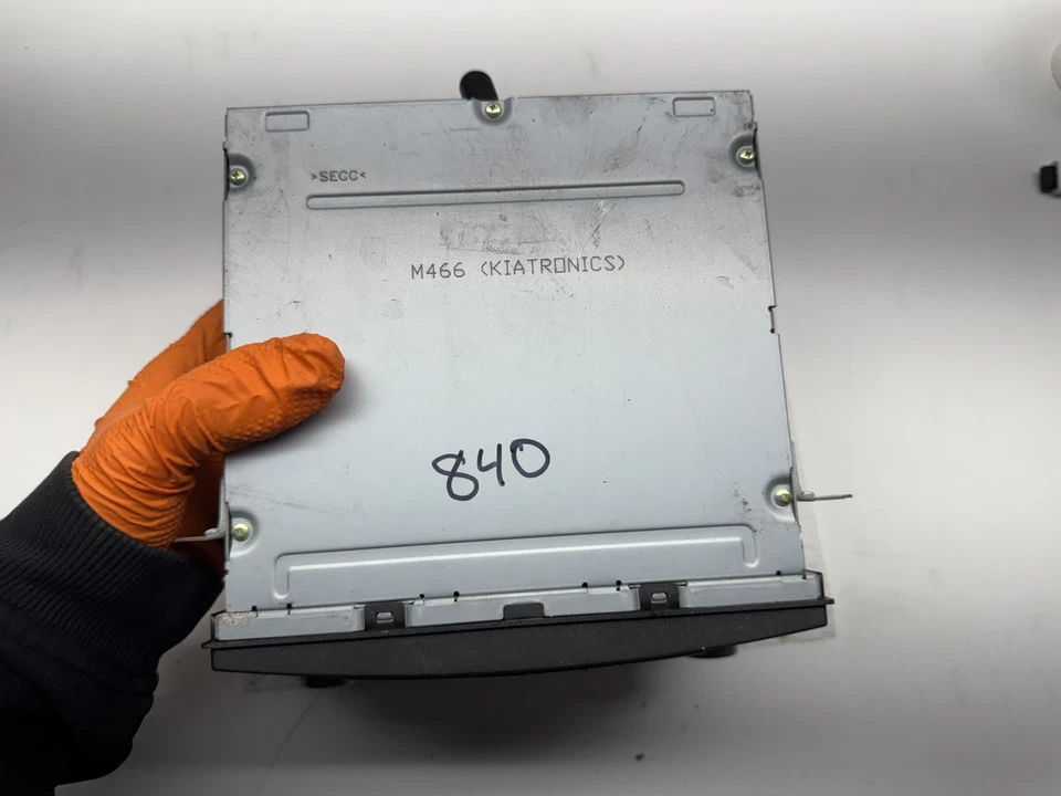 ORIGINAL 2008 Kia Rondo AM FM 6 disc CD radio receiver 96170-1D1013W - Image 3 of 4