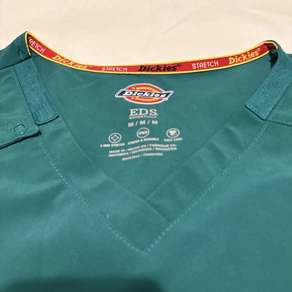 Blusa Médica Dickies EDS Essentials Cuello en V Enfermería DK615 Mediana HNPS Verde Foto 3 de 4