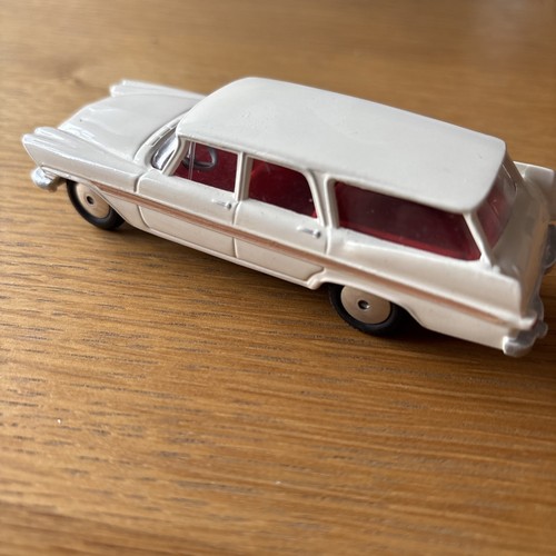 Corgi 219 Plymouth Sports Suburban Station Wagon Estate Car (1959-63) - Picture 4 of 7