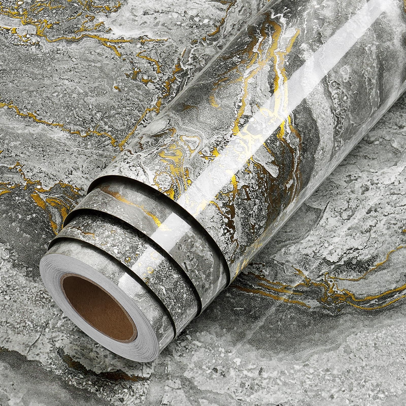 Rénovez un meuble abîmé avec le papier adhésif effet marbre gris foncé