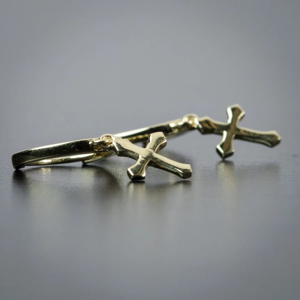 Pendientes de aro Huggie colgantes lisos con cruz enchapados en oro amarillo para hombre Foto 2 de 4