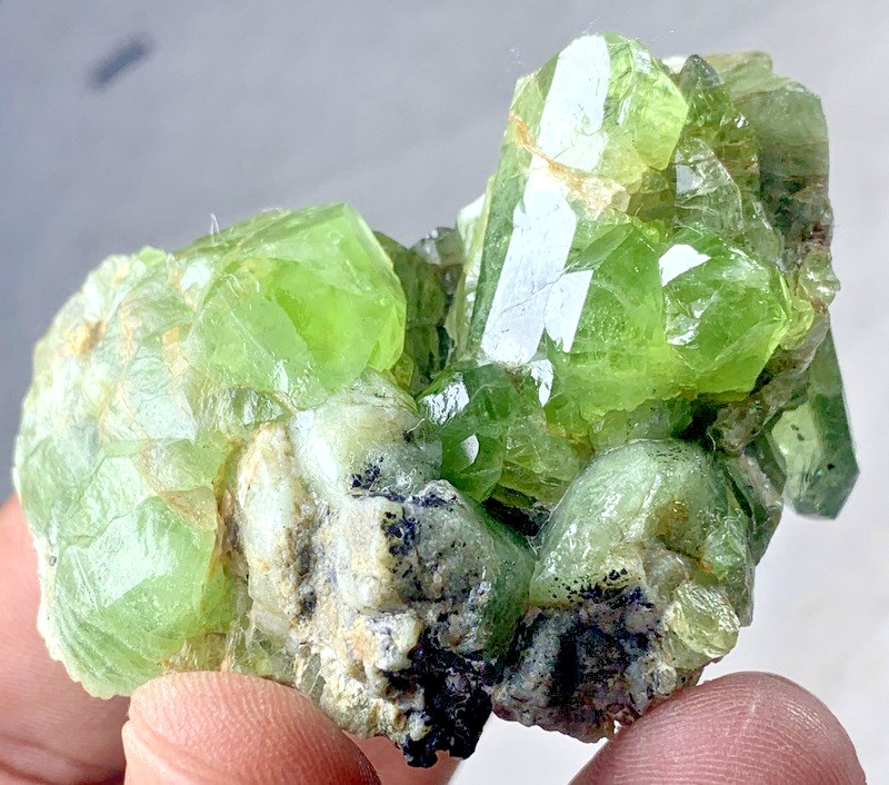 Hermoso racimo de cristal de peridoto de 560 quilates espécimen de Kohistan Pakistán