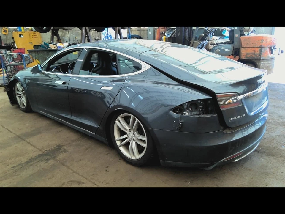 Pinza Tesla S 2015 6781434 Foto 3 de 4