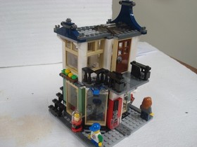 Lego CREATOR Toy & Grocery Shop.  100% Complete, RETIRED.  3 in 1 choose build