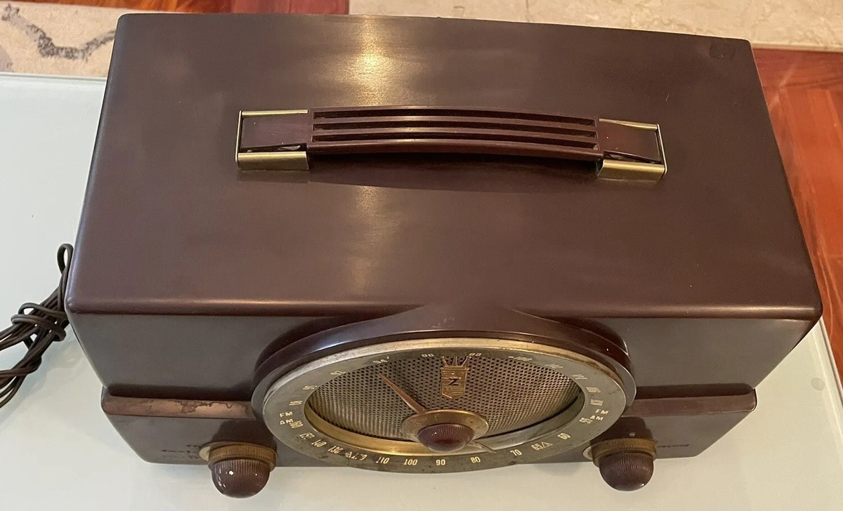 Vintage Zenith AM FM Brown Bakelite Tube Radio Model Y825 Vintage Zenith AM FM Brown Bakelite Tube Radio Model Y825