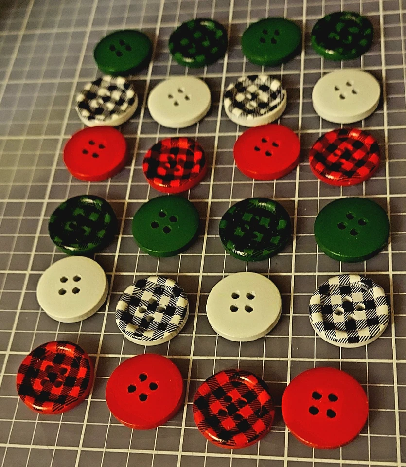 24 BUTTON SET: BUFFALO DESIGN PLAID~ BRAND NEW~8 OF EA 3 COLORS AS SHOWN IN PIC - Image 3 of 4