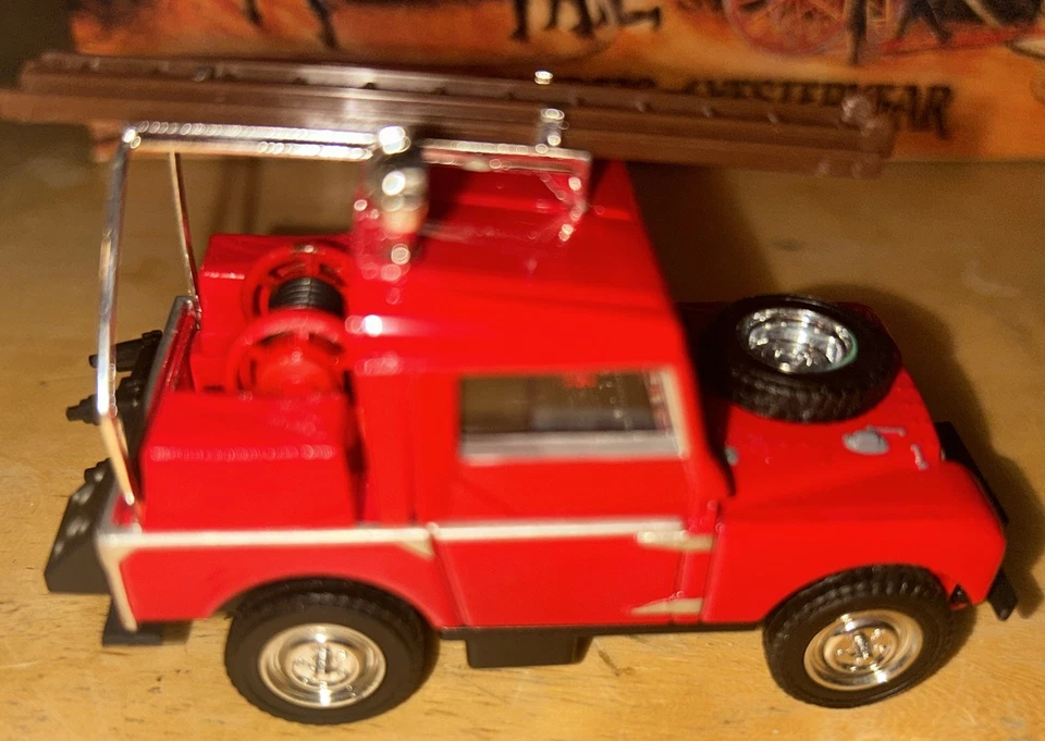 MATCHBOX-MODELS OF YESTERYEAR-YFE02-1948 LAND ROVER AUXILIARY-FIRE ENGINE SERIES - Image 4 of 4