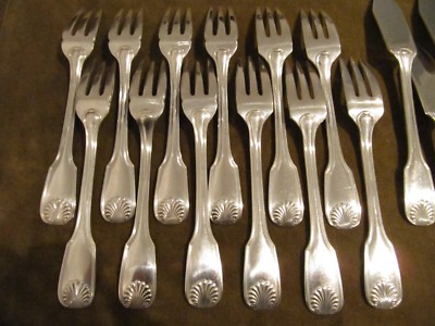 12 Couteaux Et 12 Fourchettes à Poisson Frionnet Modèle Filet Métal Argenté - Très Bon état