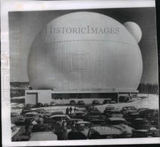 1962 Press Photo Visitors crowd Bell Telephone satellite communication station