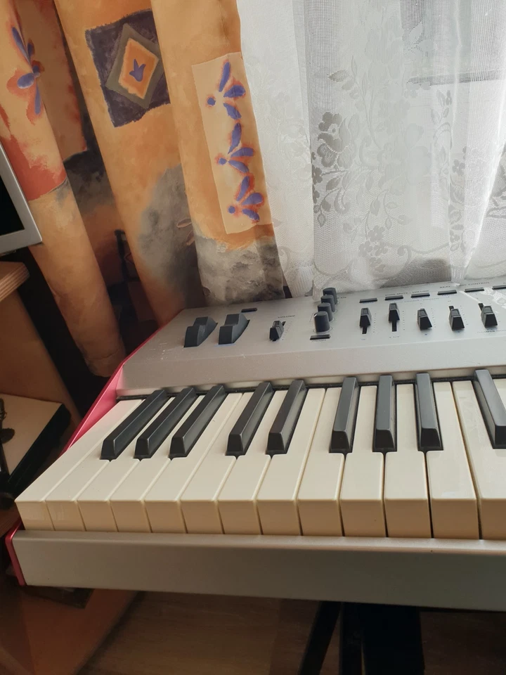 WIE NEU - Kurzweil ARTIS 7 Synthesizer 76 Tasten - Display noch mit Schutzfolie! - Bild 3 von 4