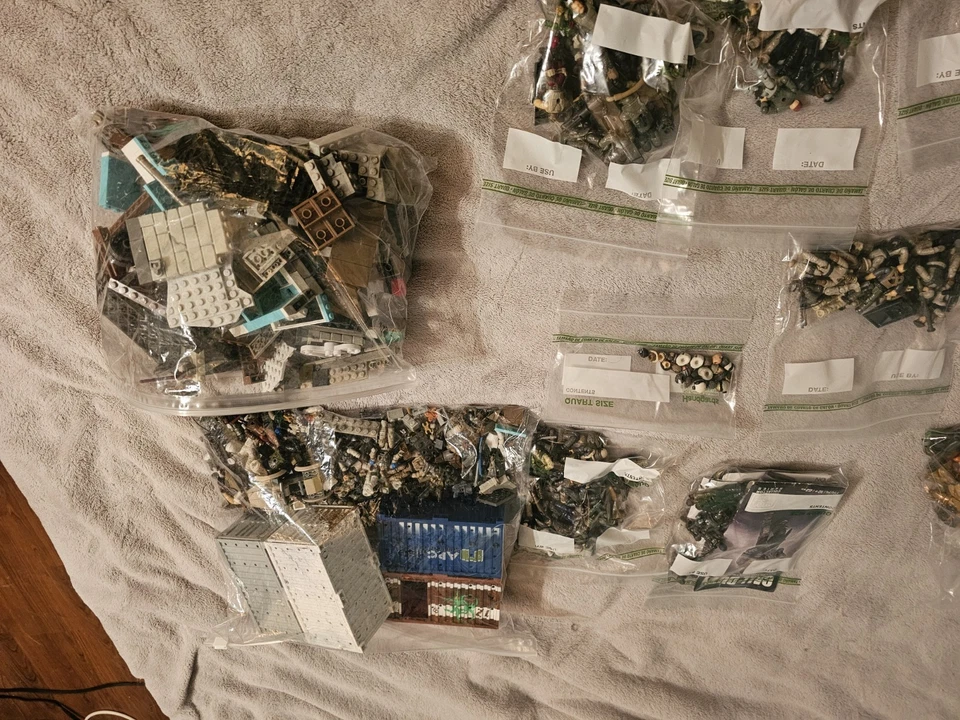 MEGA CONSTRUX & HALO LOT , 100+ PIECES AND FIGURES - Image 3 of 4