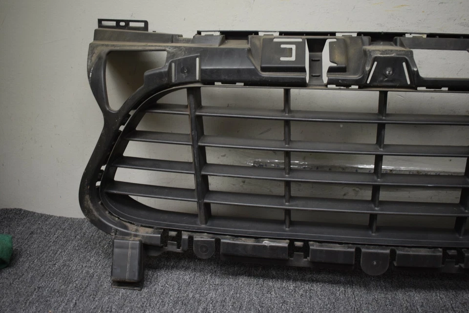 Parrilla delantera Porsche Cayenne 2011-2014 OEM de fábrica Foto 2 de 4