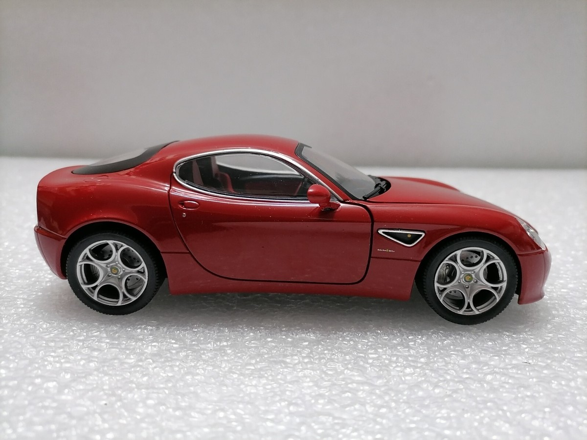 ALFA ROMEO 8C Competition 2008 - Vintage diecast 1:24 Scale