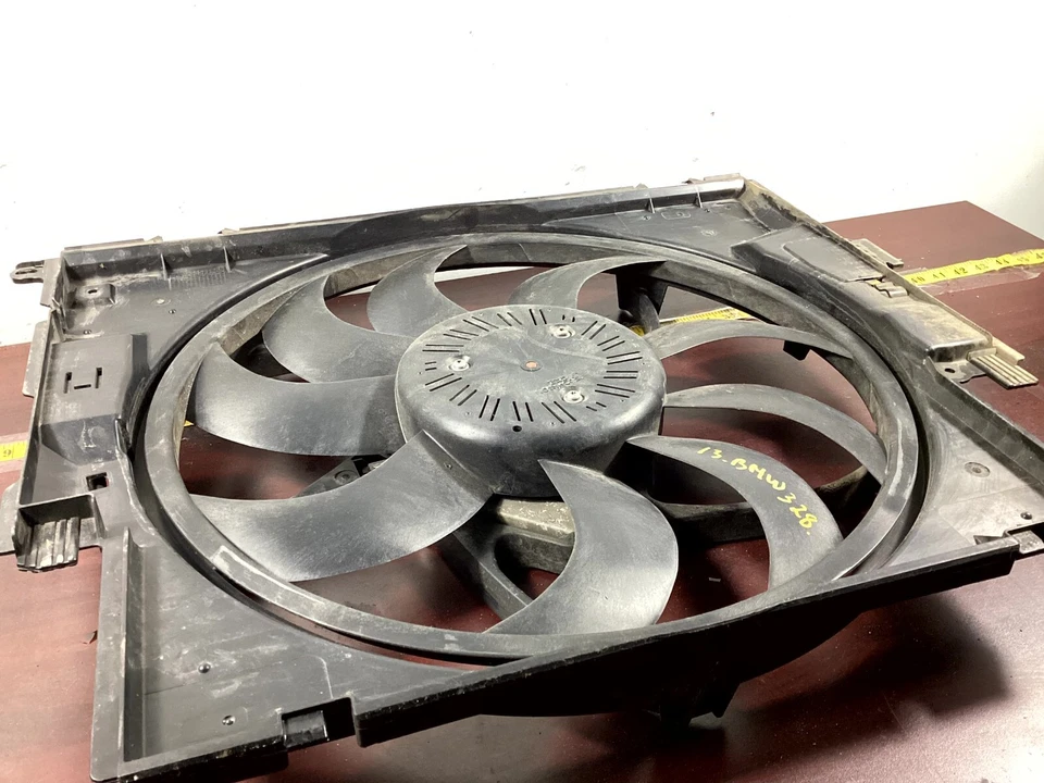 Conjunto de motor ventilador de refrigeración radiador BMW 328i F30 XDRIVE 2012-2016 7640511 OEM. Foto 3 de 4