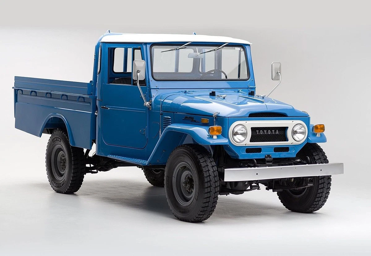 1974 Toyota Land Cruiser FJ45 Is a Period-Correct Time Capsule