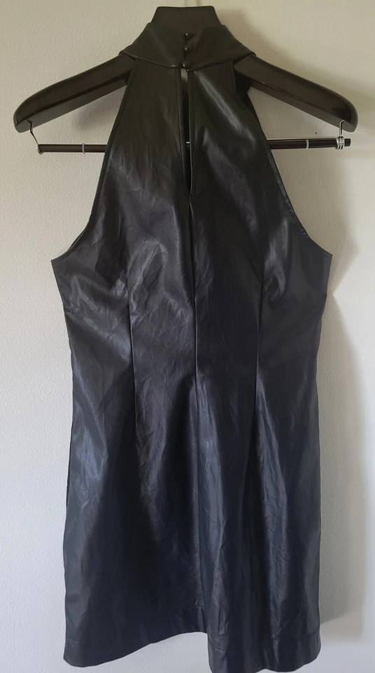 Vestido Lola Grace Mini Negro Imitación Cuero, con Espalda Negro Cerradura, Talla M Foto 2 de 4