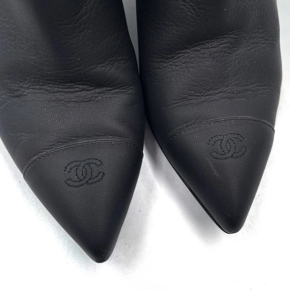 Chanel Botines de Cuña Cuero Negro Logo CC Cadena Tobillo Punta Talla 37.5 / 7.5 Foto 4 de 4