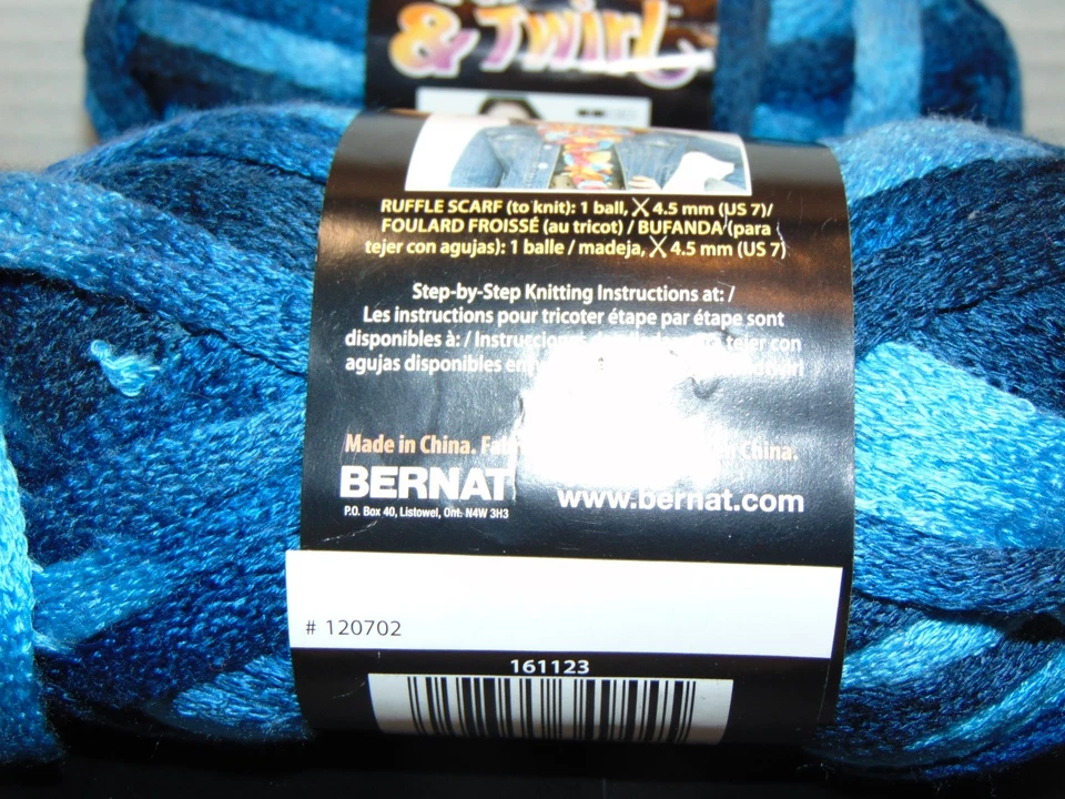 Шарф из пряжи Bernat Twist & Twirl Blueberry Twist радужная лента средний размер 4 - Изображение 2 из 4